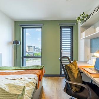 Silver En Suite - Image 1